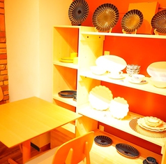 テーブル席のすぐ隣は、全国の作家さんたちの器が並ぶお洒落な空間。気に入ったものは、購入していただくことも可能。