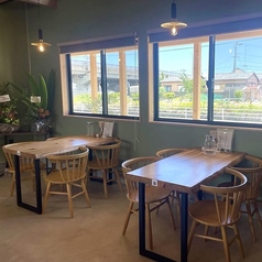 【テーブル席】5名様でご利用いただけるテーブル席は、仲の良い友人とのお集まりやご家族での気軽なお食事など、様々なシーンでご活用いただけます。テーブルや椅子・内装など、木材を貴重とした落ち着いた空間が広がり、ゆったりとした雰囲気でお食事をお楽しみいただけます♪当店自慢のうどんや鰻を是非ご賞味ください！