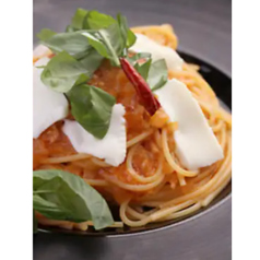 バジルとモッツァレラの自家製トマトソース/きのことスモークチキンのクリームソース