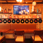 店内はたくさんのレコードに囲まれています◎