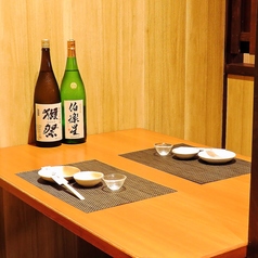 【2名様からご利用可能な半個室テーブル席】カップルのご利用にピッタリです！落ち着いた雰囲気の店内。その他にも、人数などに合わせてさまざまなお席をご用意しております♪友達や同僚との飲み会や接待、合コンにおすすめ！