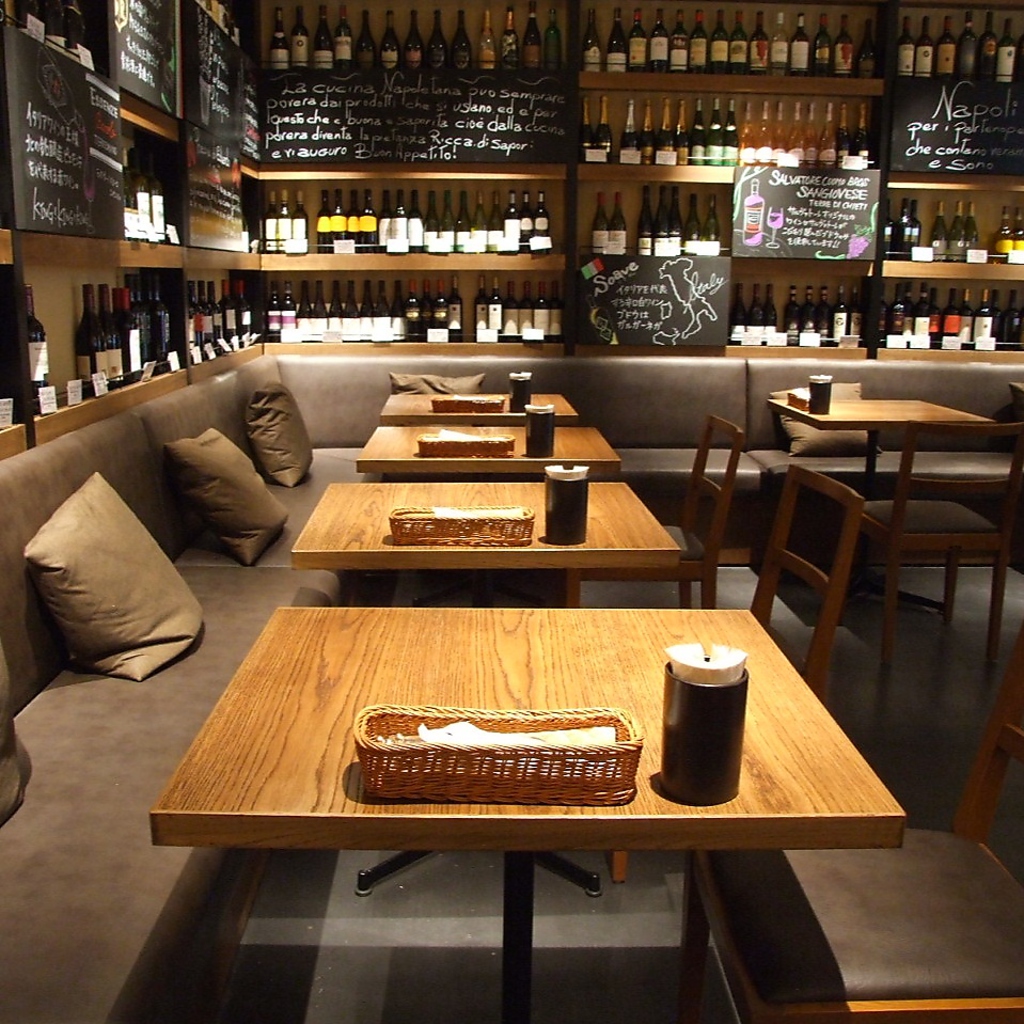 周りがワインに囲まれたオシャレな店内！合コン・誕生会など全てに合います♪