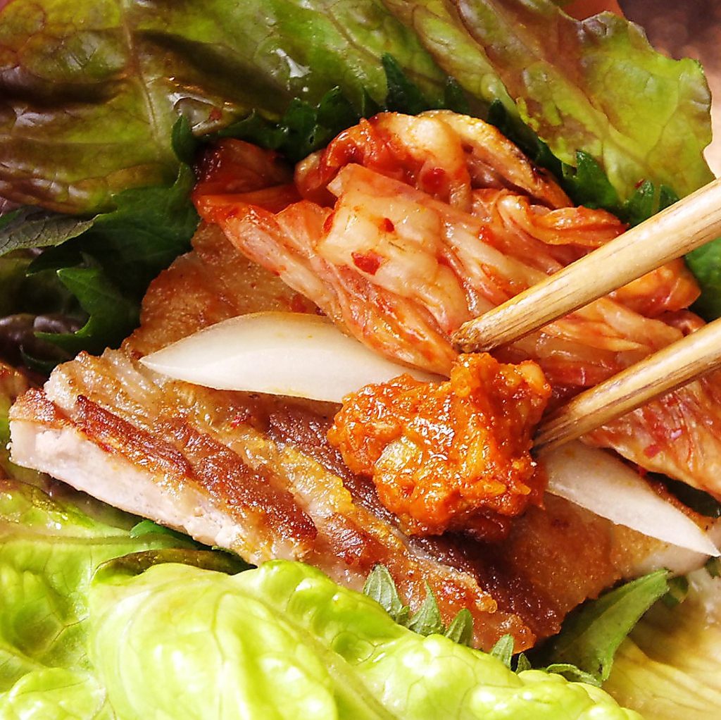 サンチェで巻いて食べるサムギョプサルは味噌やネギなどお好み韓国副菜と一緒に♪