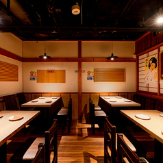 和気あいあいと宴会を楽しむテーブル席！池袋で少人数様での飲み会や宴会に最適なテーブル席！和モダンな空間でゆったりと過ごすひと時をお楽しみ頂けます！各種宴会にぴったりのお得な宴会コースは最大3時間飲み放題付3500円～ご用意しております！お得なクーポンもございますのでぜひご利用ください！