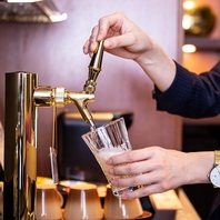 全部屋に専用バーカウンターを完備。ドリンクは飲み放題