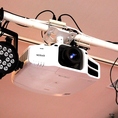 【プロジェクターと200インチ電動スクリーン】200インチの大型電動スクリーンと高画質プロジェクターを完備。ライブの背景演出としてはもちろん、持ち込み映像の放映や、セミナー、プレゼンテーションなど幅広い用途にご活用いただけます