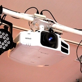 【プロジェクターと200インチ電動スクリーン】200インチの大型電動スクリーンと高画質プロジェクターを完備。ライブの背景演出としてはもちろん、持ち込み映像の放映や、セミナー、プレゼンテーションなど幅広い用途にご活用いただけます