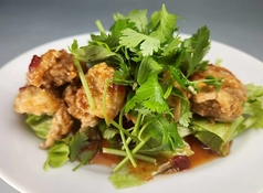 ジューシー油淋鶏！エスニックソースパクチーのせ