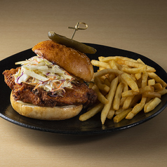 クリスピーチキンバーガー　ハニーマスタード＆アップルキャベツスロー