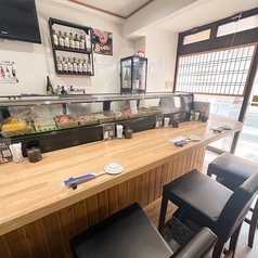 カウンター席は、一人でも気軽にご利用いただけます。木の温もりが感じられるテーブル席は料理人の手さばきを目の前で楽しめます。また、正面はガラス扉を大きく設けているため、明るくリラックスした食事のひとときを演出。落ち着いた雰囲気の中でお過ごしいただける、居心地の良い場所です。