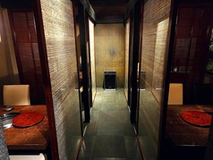 落ち着いた照明と上質な空間が魅力の半個室。4名様でゆっくりと料理を堪能できます。