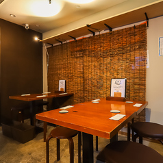 友人との食事や気軽な飲み会にも利用しやすい2名様用テーブル席。落ち着いた店内で、料理やお酒を楽しみながらゆっくり会話を楽しめる空間です。