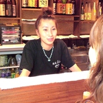 「恋の相談中！？」当店の名物の女将と会話できるのも、カウンター席の魅力の一つでございます。