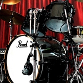 【楽器貸出】本格的なライブパフォーマンスを支える充実の楽器ラインナップをご用意しております。ヤマハのグランドピアノ、ドラムセット、キーボード、各種アンプ類まで、プロが使用する機材をそのままお使いいただけます。