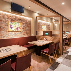 壁面のテーブル席。落ち着いてお食事をお楽しみいただけます。