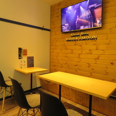 最大8名様お掛け頂けるテーブル席をご用意しております。大切な仲間との楽しい時間をお過ごしください。