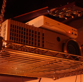 簡易のプロジェクター設置しています。結婚式の二次会や記念日の利用などにご利用いただけます(応相談)※ディスク等が対応できない場合にはご容赦ください