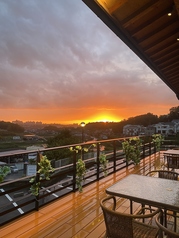 ここちよい風に吹かれ、眺めが最高のお席になりますディナータイムのみ喫煙可能席あります。