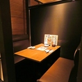 大切な人とのゆっくりした食事や、友人との気軽な飲み会にぴったりの空間。周囲の視線を気にせず、ふたりだけの会話を楽しめるちょうどいいサイズ感が魅力です。コンパクトながらも窮屈さを感じさせないレイアウトで、長居しても疲れにくい快適さを実現しています。