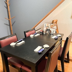 個室は最大4名様までご利用いただけるプライベートな空間です。落ち着いた色合いの壁とシックな黒いテーブルが調和しリラックスした雰囲気を演出しています。完全個室の為、周囲の目が気にならず、ご家族でのご利用にも最適です。大切な会話や特別な時間を心ゆくまで楽しむことができます。