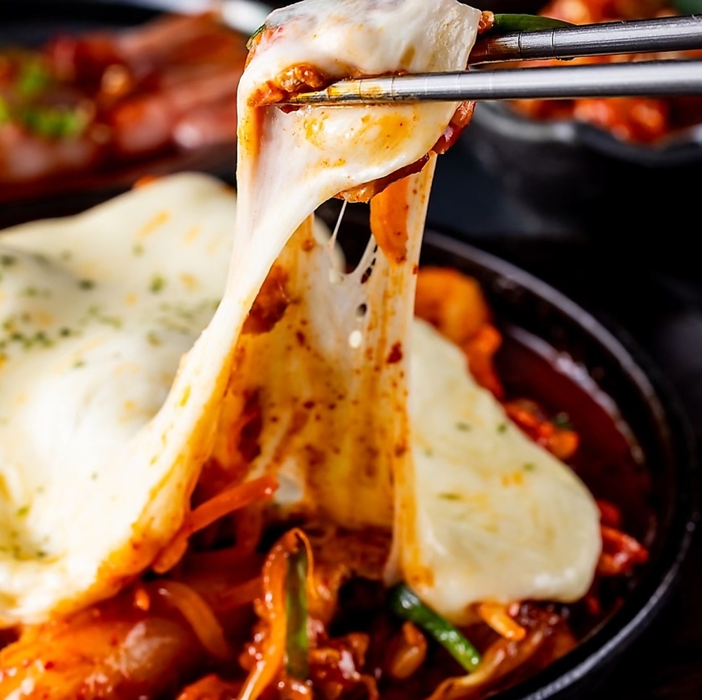 一口食べたらやみつきに♪１度は試したい、巷で大人気のチーズタッカルビ。チーズの追加も可能です！