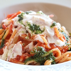 バジルとモッツァレラのカプレーゼ風トマトパスタ