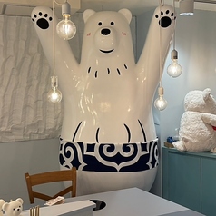 ≪かまくらエリア・大テーブル≫札幌の雪をイメージした、白を基調としたお席です。かまくらを思わせる柔らかな光が灯りで雰囲気が出てますす☆巨大な白くまがこんなにプレッシャーを与えてくる席も。。。