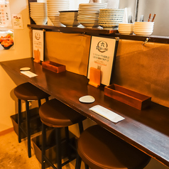 お一人様でも気軽に利用できるカウンター席。落ち着いた雰囲気の中で、料理やお酒をゆっくり楽しめます。仕事帰りの一杯や、ゆったり食事を楽しみたい方にもおすすめのお席です。