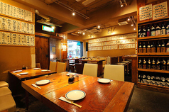 店内にはデザインの異なるテーブルやいすがバラエティ豊かに置かれております。