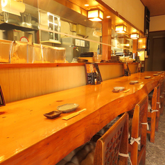 カウンターはおひとり様でもお気軽にご利用いただけます。広々としたカウンターは1枚板を使用しているので雰囲気バツグン。カウンターならではの雰囲気を感じていただいたり、スタッフとお話ししたり、一人でくつろいだり…。人と人の繋がりを大切にするお店です☆