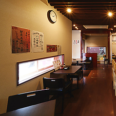 リラックスした雰囲気の中で、美味しい料理を楽しむなら、広々としたテーブル席の居酒屋がおすすめです。当店は鮮度抜群な焼き鳥や串焼きを提供しており、どれも絶品です。落ち着いた空間で、友達との食事を楽しむことができます。ぜひ、美味しい料理と共に素敵なひとときを過ごしてください！