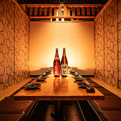 6～8名様でご利用いただけるお席は、ご家族の集まりやご友人とのグループ利用、職場のご会食などにぴったりの広々とした空間です。大皿料理もゆったり置けるテーブルで、賑やかなひとときをお楽しみいただけます。落ち着いた照明と木のぬくもりが、和やかな雰囲気を演出し、会話も自然と弾みます。中規模の宴席にも最適です