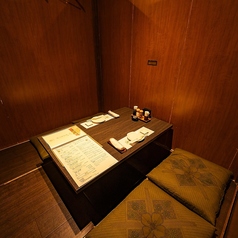 カップルに人気の専用個室♪お酒を飲みながらゆっくりと語りあえる空間となっております。周囲の目線も気にせずゆっくりとお食事を楽しんで頂けます！京橋でカップルシートを楽しんでいただける個室居酒屋★