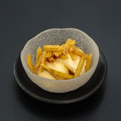 土佐ジローの卵を使ったバニラアイス芋けんぴのせ