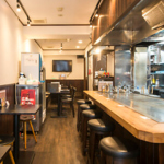 店主との会話を楽しんだり、お一人様でも気兼ねなく過ごせる、どこか懐かしく温かい雰囲気が魅力です