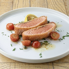 ノルウェーサーモンのレアカツレツ　レモンバターソース