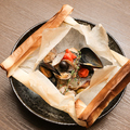 料理メニュー写真 日本海鮮魚のアクアパッツァ紙包み仕立て