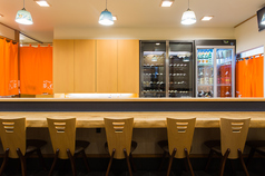 カウンターのお席です。おひとり様もお気軽にお越し下さい。