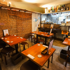 少人数での食事や飲み会にも利用しやすい4名様用テーブル席。料理やお酒を囲みながらゆったりとした時間をお過ごしいただけます。