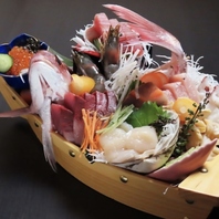 お刺身、旬魚に応じて盛り込みます。