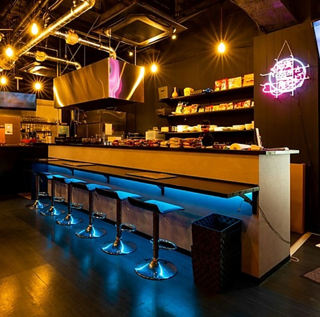 【お洒落なカウンター席】クラブ風のスタイリッシュな空間でわいわい賑やかにお楽しみいただけます♪