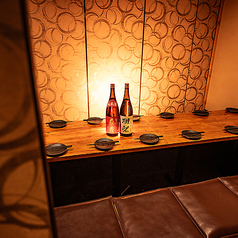 10～12名様でご利用いただけるお席は、ご親族でのお集まりや会社のご宴会、各種ご会食などに最適なゆとりある空間です。広々としたテーブルで料理を囲みながら、にぎやかで楽しい時間をお過ごしいただけます。周囲を気にせず会話を楽しめる落ち着いた雰囲気で、特別なひとときにもぴったり。団体でのご利用にもおすすめです