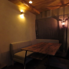 広々とした6名様用のテーブル席は、グループでの飲み会やご宴会にぴったりのお席です◎落ち着きのある色調でまとめられたモダンな内装と自然素材の温かさが、リラックスした空間を演出します。隣のお席との程よい距離感も保たれており、気兼ねなく会話に花を咲かせることができます♪