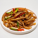 ピリ辛和えの豚耳はコリコリとした食感が魅力。ビールが進むおつまみに最適な当店人気の冷菜です。