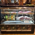 店頭では実際に使用するお肉の塊も展示しております。GO TWO Steakが大切にする素材へのこだわりをご覧いただけます。