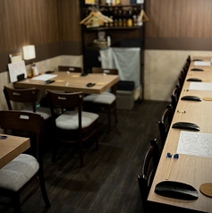 店内の照明は柔らかく、心を落ち着ける雰囲気を演出！ご友人や大切な人との特別なひとときにぴったりです。美味しい料理とお酒と共に会話も弾むこと間違いなしです◎