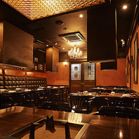 【様々なシーンに】開放的なテーブル席とカウンター席