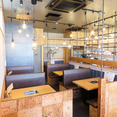 4名掛けのテーブルが7席あります