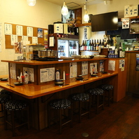 サク飲みやデートにも人気のコの字型カウンター席。