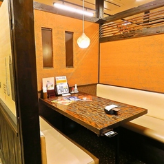 落ち着いた店内空間にあるオープンテーブル席は個室ではなくとも、ゆったりとお食事を楽しむことが可能です。宴会コースや美味しい逸品料理、種類豊富なドリンクをご用意してお待ちしております。